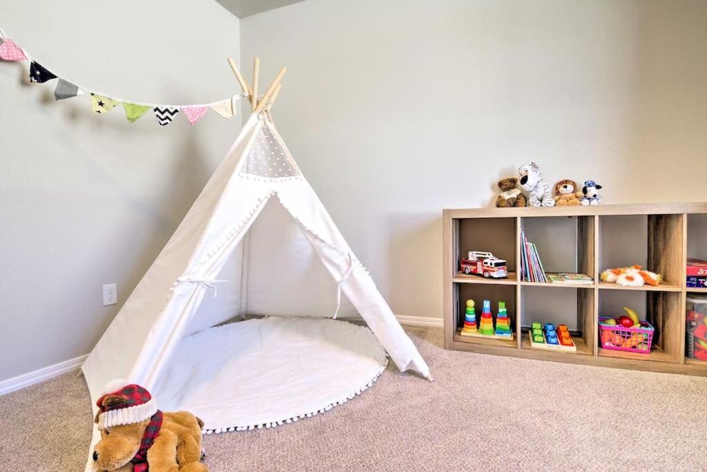 Family Friendly Playroom Garage Caldwell Exterior foto
